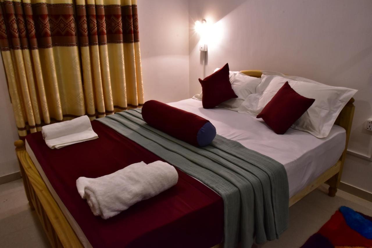 Peninsula Hotel Джафна Екстериор снимка
