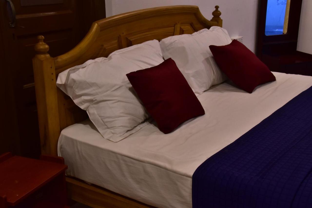 Peninsula Hotel Джафна Екстериор снимка