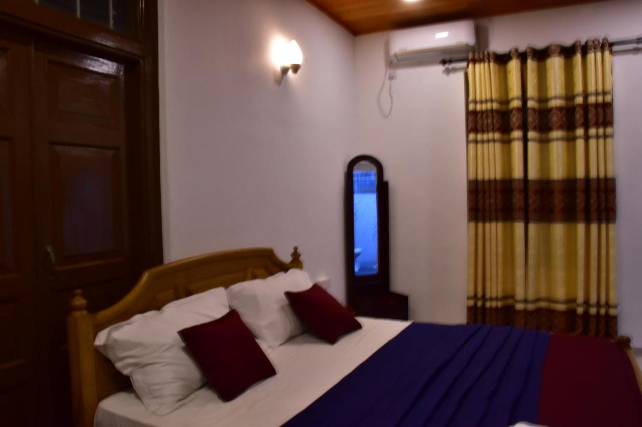 Peninsula Hotel Джафна Екстериор снимка